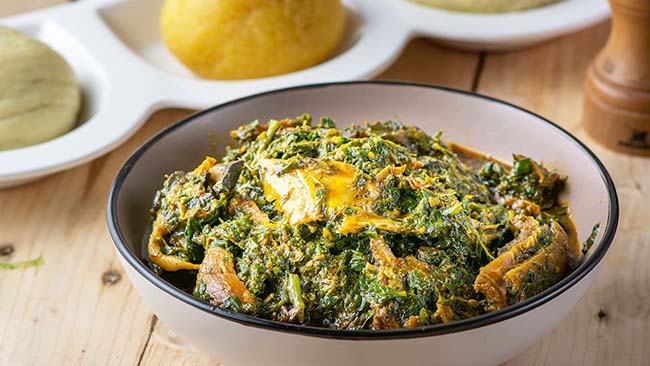 9. Afang soup

Afang là một món súp truyền thống có nguồn gốc từ các vùng đông nam của Nigeria. Nó được làm từ sự kết hợp của cá khô, thịt bò, hành tây, dầu cọ, tôm càng đất và gia vị. Súp Afang thường được phục vụ tại các sự kiện lễ hội như đám cưới và lễ kỷ niệm.
