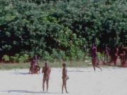 Phát hiện điều bất thường ở hòn đảo của bộ lạc nguyên thủy “thấy người lạ là giết”
