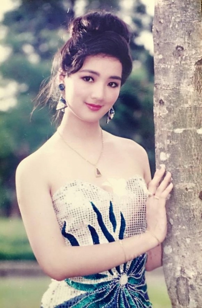 Giáng My sinh năm 1971, cô được biết đến với danh hiệu Hoa hậu Đền Hùng vào năm 1992. 
