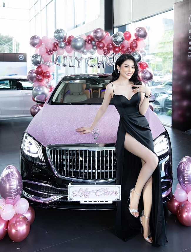 Lily Chen sở hữu Maybach màu hồng bắt mắt có giá 9 tỷ.
