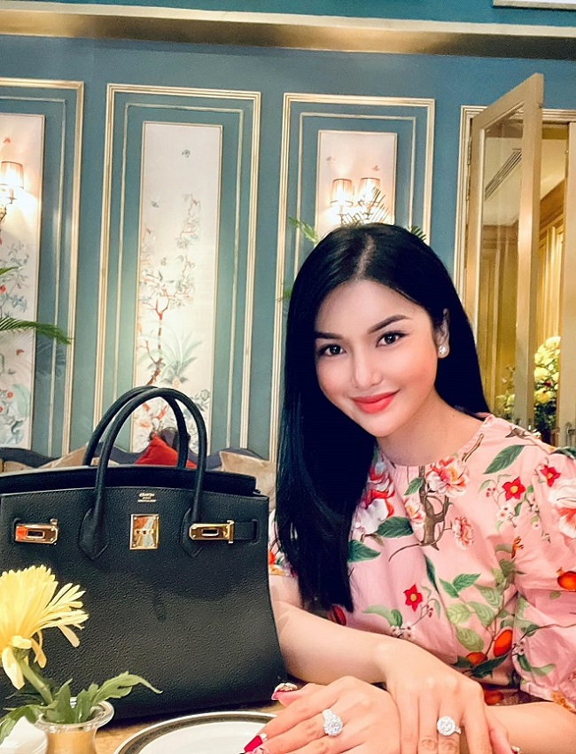 Lily Chen cũng sở hữu chiếc túi Hermes khác có giá 28.000 USD (khoảng hơn 640 triệu đồng).

