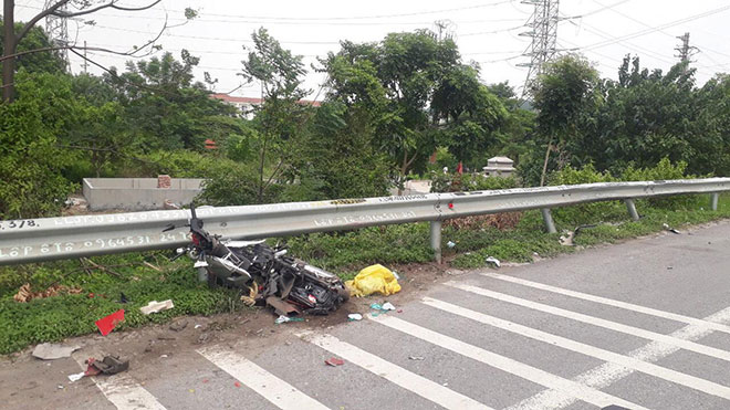 Hãi hùng: Ô tô con kéo lê xe máy bỏ chạy trên cao tốc sau khi đâm chết người - 1