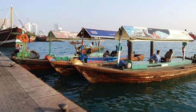 Chèo thuyền ở Dubai: Thuyền abra là loại thuyền gỗ nhỏ dành cho các tour du lịch tiết kiệm. Dubai old souq và Dubai Gold souq là hai nhà ga từ đó bạn có thể đi thuyền và vừa cưỡi ngựa vừa thưởng ngoạn khung cảnh đẹp như tranh vẽ của những con lạch xung quanh. 

