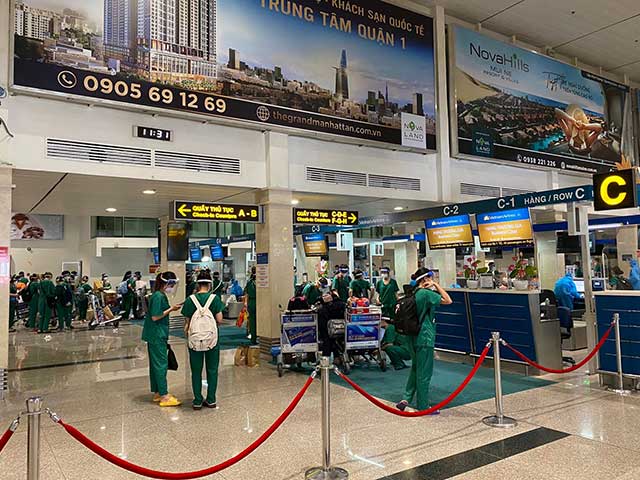5 chuyến bay liên tiếp chở gần 1.000 y bác sĩ, sinh viên y tế từ TP.Hồ Chí Minh về Hà Nội - 1