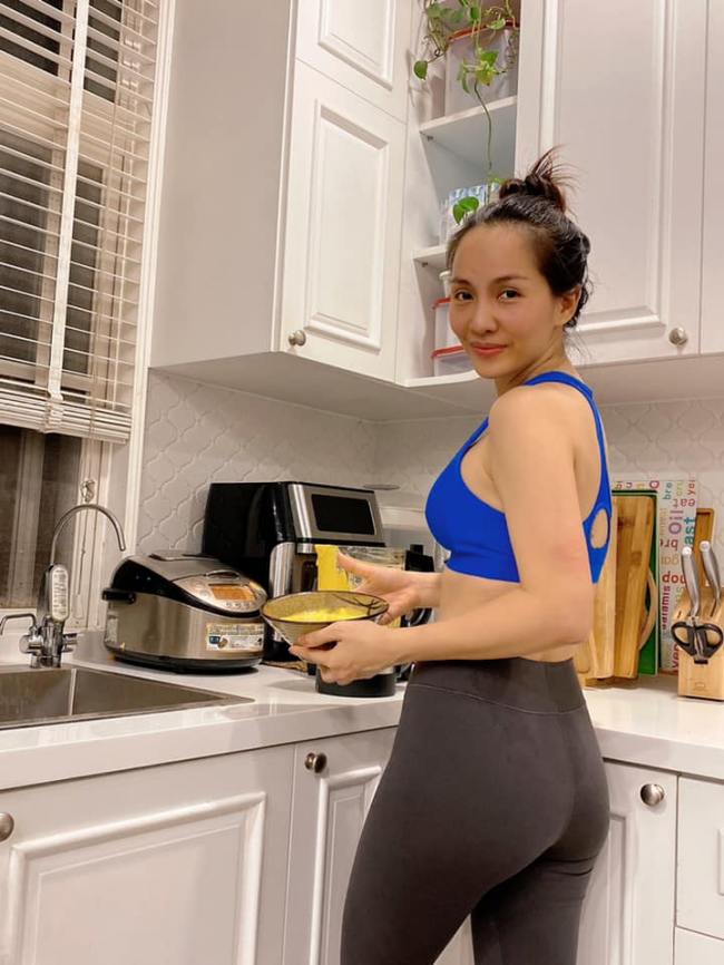 Bà xã Hoàng Bách - người mẫu Thanh Thảo dành nhiều thời gian chăm sóc gia đình, chăm lo từng bữa ăn nhưng không quên nhiệm vụ tập luyện vì thế cô ưu tiên những set đồ thể thao khi vào bếp.
