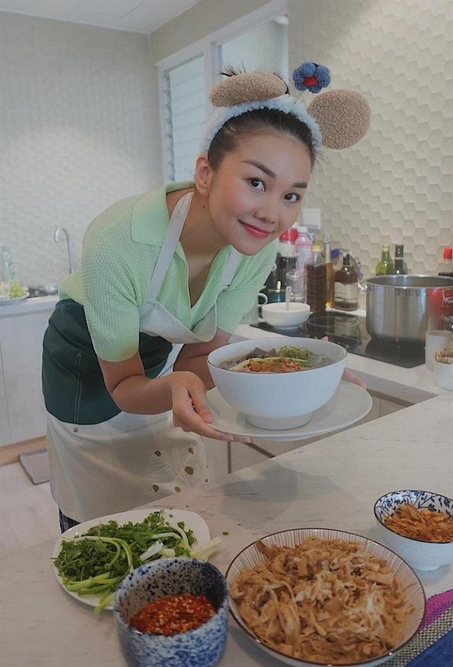 Khi ở nhà tránh dịch, siêu mẫu Thanh Hằng thường xuyên vào bếp nấu nướng.
