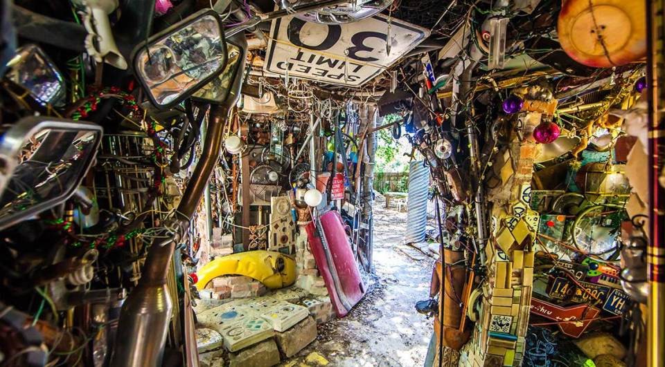 Pháo đài kỳ lạ với toàn bộ nguyên liệu được làm từ...rác - 4