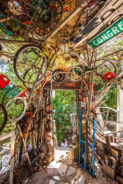 Pháo đài kỳ lạ với toàn bộ nguyên liệu được làm từ...rác - 5