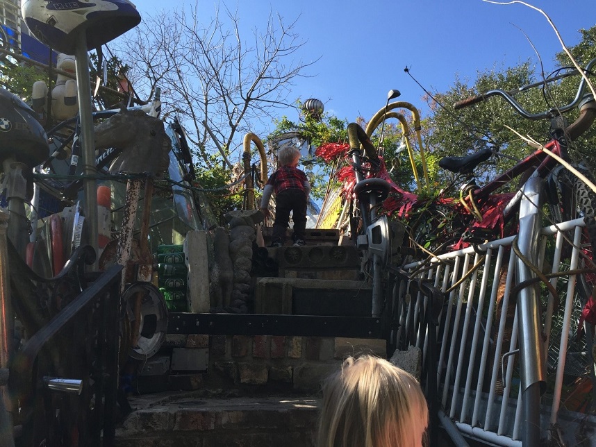 Pháo đài kỳ lạ với toàn bộ nguyên liệu được làm từ...rác - 7