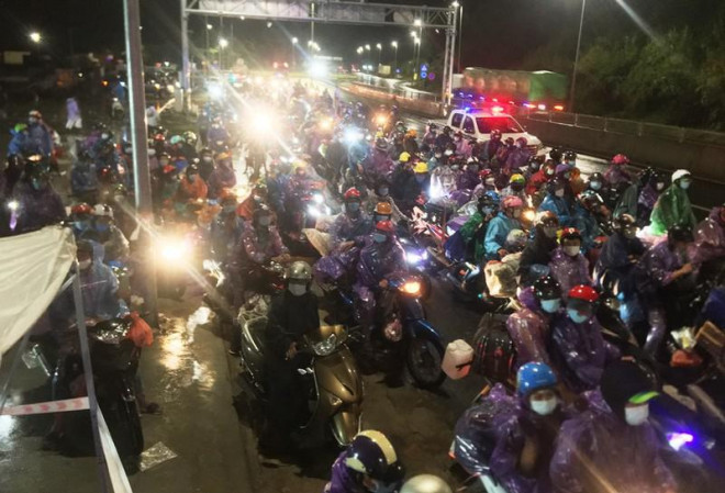 Cả ngàn người hồi hương chạy xe máy qua hầm Hải Vân trong đêm - 1