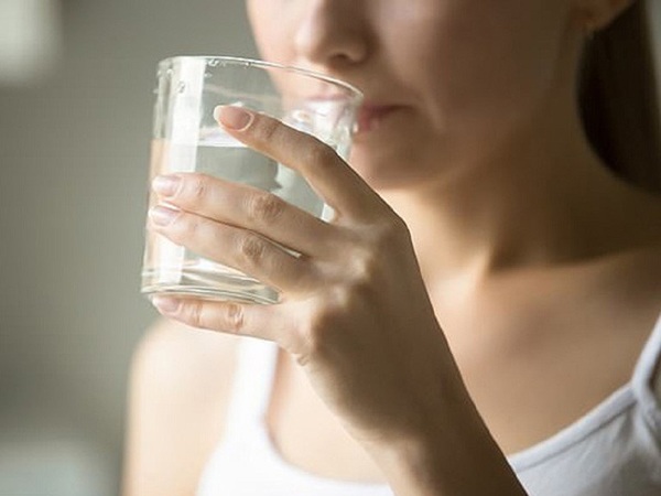 Uống nước khi thức dậy nhiều lợi ích với sức khỏe nhưng không phải loại nước nào cũng tốt - 1