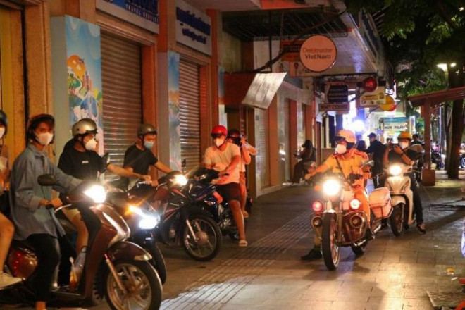 Đường Nguyễn Huệ kẹt cứng người, CSGT vã mồ hôi giải tán nhiều đám đông - 9