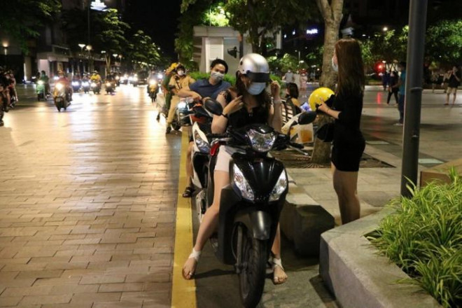 Đường Nguyễn Huệ kẹt cứng người, CSGT vã mồ hôi giải tán nhiều đám đông - 13