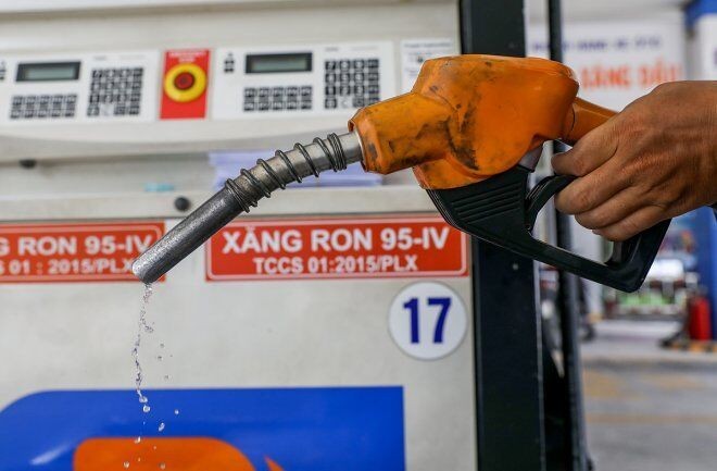 Giá xăng dầu tiếp tục tăng mạnh kể từ 15h chiều nay 11/10, giữ vững mức cao nhất trong vòng 3 năm qua - 1
