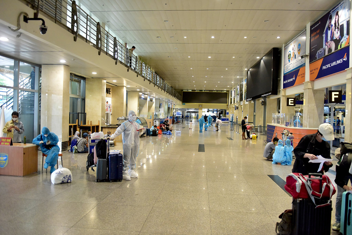 Ảnh: Sân bay Tân Sơn Nhất trong ngày thứ hai mở lại chuyến bay thương mại - 1