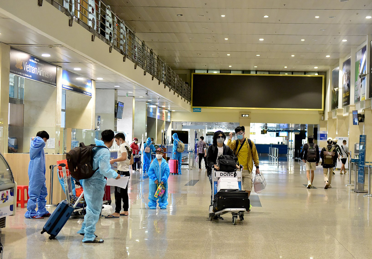 Ảnh: Sân bay Tân Sơn Nhất trong ngày thứ hai mở lại chuyến bay thương mại - 3
