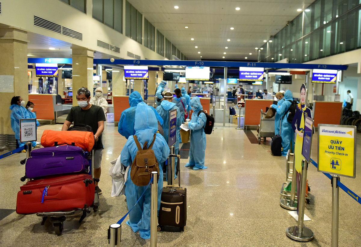 Ảnh: Sân bay Tân Sơn Nhất trong ngày thứ hai mở lại chuyến bay thương mại - 5