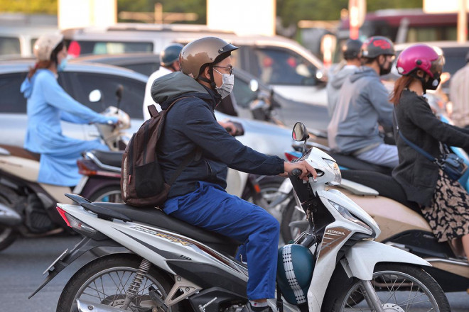 Người Hà Nội xúng xính áo khoác mùa đông trong gió heo may - 3