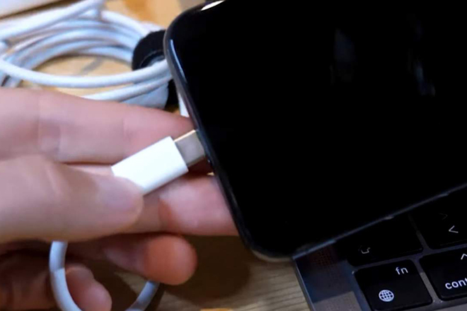 Biến cổng sạc Lightning trên iPhone thành USB-C - 1
