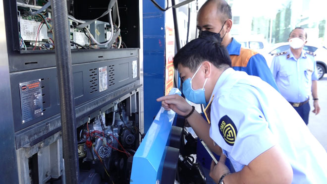 Hà Nội: Nhân viên không bơm xăng nhưng đồng hồ vẫn nhảy số? - 2