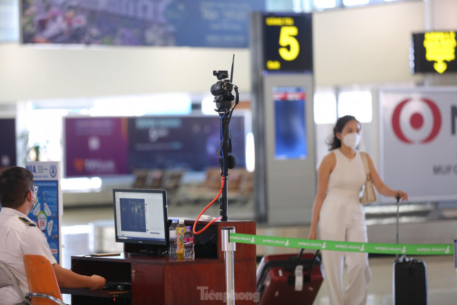 Thoát "cách ly tập trung", hành khách hân hoan khi xuống sân bay Nội Bài về thẳng nhà - 8