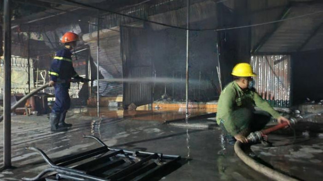 Cận cảnh hàng trăm cảnh sát PCCC xuyên đêm dập lửa chợ Núi Đèo - 9