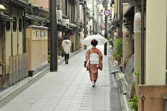 Kyoto: Đây là một thành phố có tất cả những gì mọi người hình dung về Nhật Bản, bao gồm nghệ thuật 'geisha', múa sân khấu, rừng tre, quán trà bằng gỗ, vườn thiền, đền thờ bằng vàng và trà đạo...
