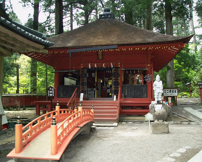 Nikko: Đây là một thị trấn của những đền thờ và là di sản thế giới được UNESCO công nhận. Nikko nằm trên núi, chỉ cách Tokyo vài giờ đi xe về phía bắc. Nếu bạn muốn trốn khỏi thành phố lớn, đây là nơi nghỉ dưỡng hoàn hảo.
