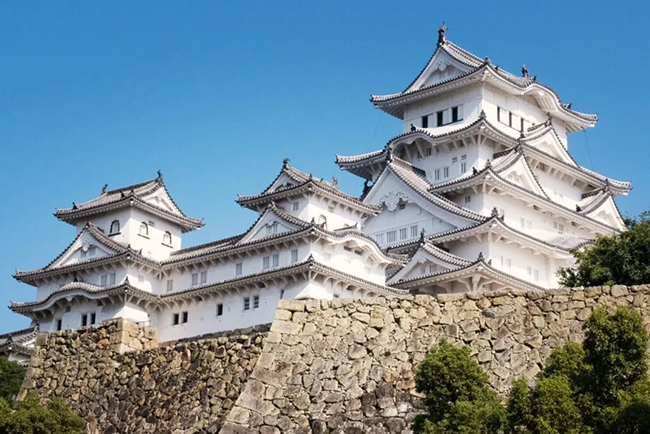 Himeji: Đây là một trong những lâu đài đẹp nhất ở Nhật Bản và khá ấn tượng. Lâu đài này có lẽ là lý do chính khiến du khách kéo đến thăm thành phố cùng tên này.
