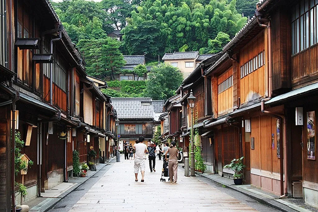 Kanazawa: Kanazawa có những khu phố cổ được bảo tồn rất tốt và không có quá nhiều khách du lịch, vì vậy bạn sẽ hiểu được đất nước Nhật Bản đích thực giữa không gian yên bình và tĩnh lặng.
