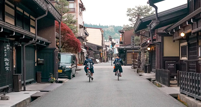 Takayama: Đây có lẽ là thị trấn lộng lẫy nhất trên dãy núi Alps của Nhật Bản, với những ngôi nhà gỗ truyền thống, các ngôi đền sinh động và nhiều màu sắc, những cây cầu đỏ tươi bắc qua sông và hàng cây được tạo dáng ngay ngắn.
