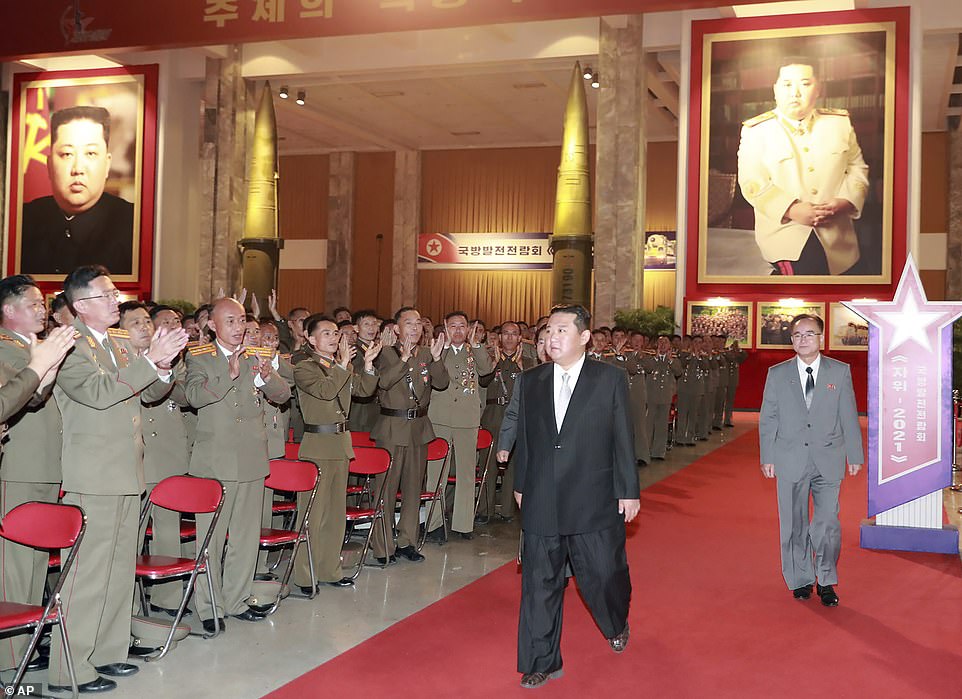 Chùm ảnh nhà lãnh đạo Kim Jong Un trông gầy đi hơn bao giờ hết - 1