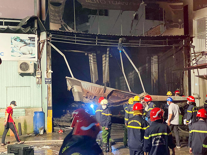 Garage ô tô ở Sài Gòn bốc cháy dữ dội, xe Audi bị thiêu rụi - 3