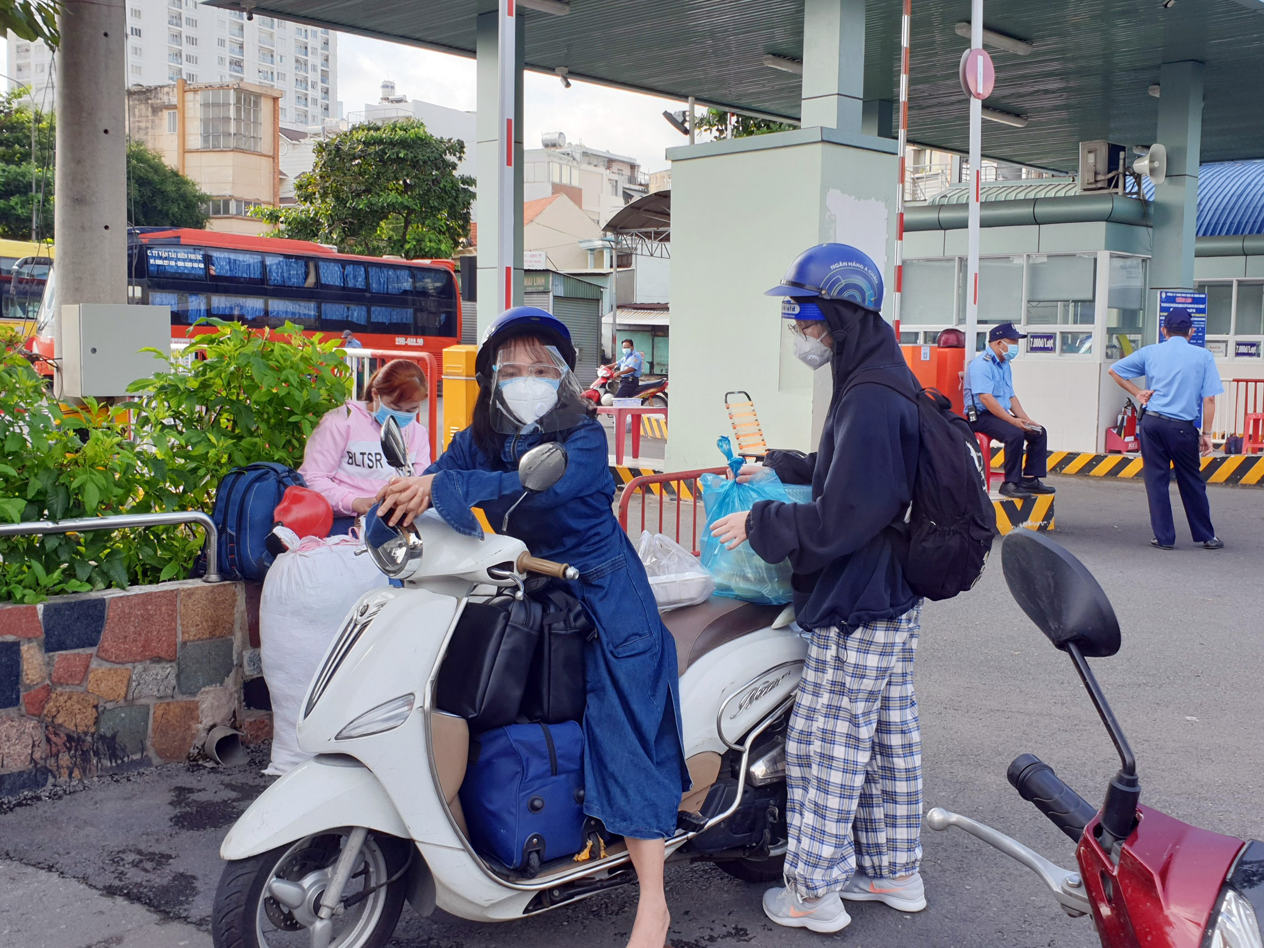 Ngày đầu xe khách được chạy liên tỉnh: Tài xế “dài cổ” đợi khách - 11