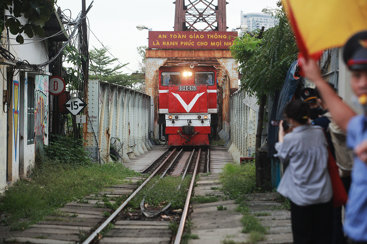 Tàu khách Hà Nội - Hải Phòng lăn bánh, hành khách hồ hởi trở lại Thủ đô - 1