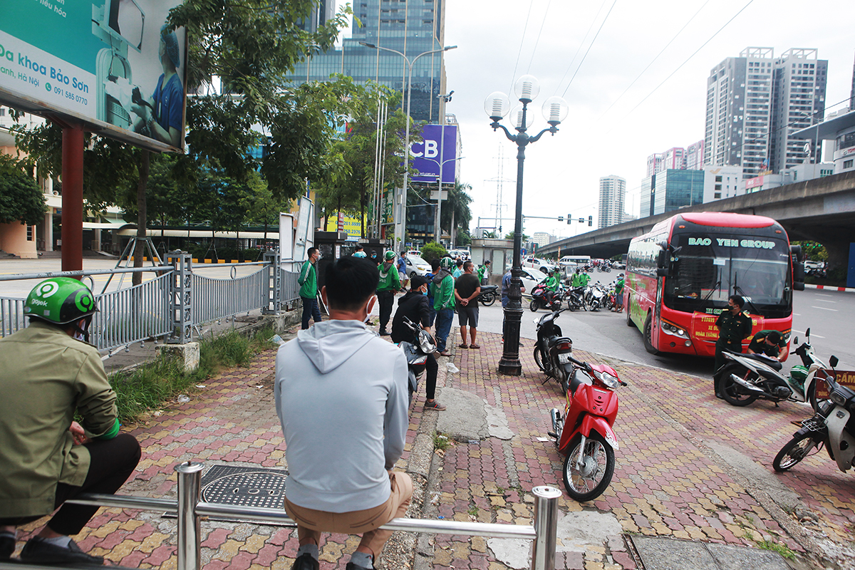 Tàu khách Hà Nội - Hải Phòng lăn bánh, hành khách hồ hởi trở lại Thủ đô - 16