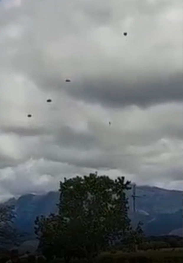 Video: Dù không mở, binh sĩ Colombia rơi tự do thẳng xuống đất - 1