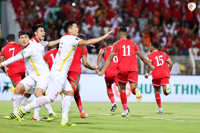ĐT Việt Nam 4 lần bị thổi 11m vòng loại World Cup: Bị xử ép hay do quá &#34;non&#34;? - 1