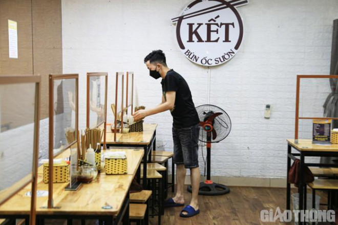 Hà Nội: Xuyên đêm dọn dẹp hàng quán để đón khách sáng 14/10 - 3