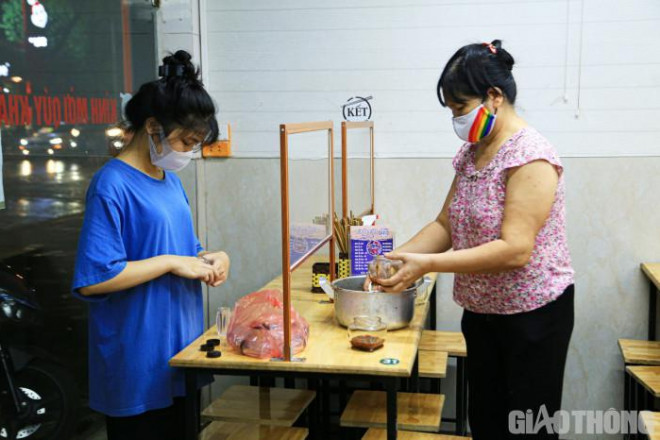 Hà Nội: Xuyên đêm dọn dẹp hàng quán để đón khách sáng 14/10 - 2