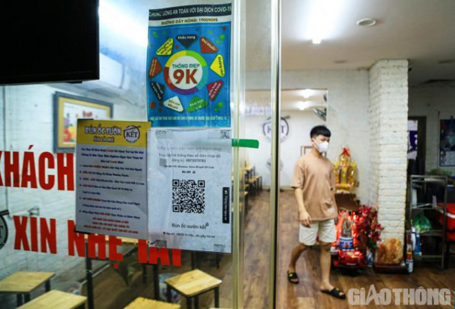 Hà Nội: Xuyên đêm dọn dẹp hàng quán để đón khách sáng 14/10 - 4