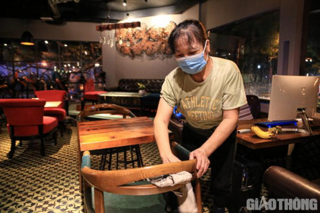Hà Nội: Xuyên đêm dọn dẹp hàng quán để đón khách sáng 14/10 - 6
