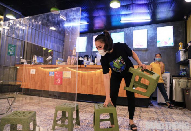 Hà Nội: Xuyên đêm dọn dẹp hàng quán để đón khách sáng 14/10 - 9