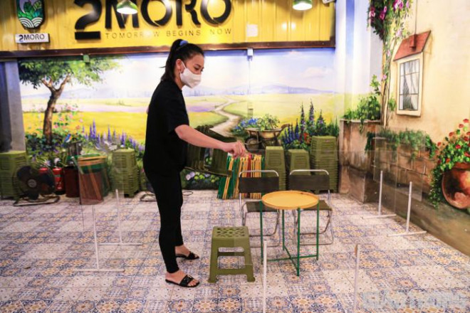 Hà Nội: Xuyên đêm dọn dẹp hàng quán để đón khách sáng 14/10 - 8