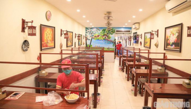 Hà Nội: Xuyên đêm dọn dẹp hàng quán để đón khách sáng 14/10 - 11