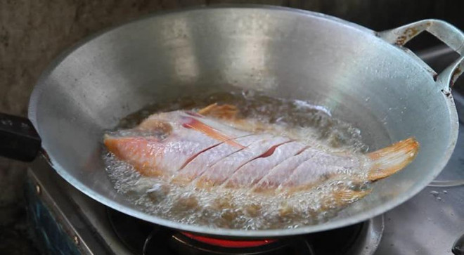 Không phải rửa muối hay rượu, cá ngâm vào thứ nước này nấu mềm ngon đậm đà, thịt thơm chắc, không nát, không tanh - 6