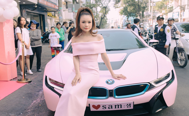 Tiếp theo trong danh sách là siêu xe BMW i8 hồng của một nữ đại gia ở Hà Nội. Chiếc xe thể thao này đã được đổi màu ngoại thất bằng phương pháp dán decal với chi phí khoảng 15-20 triệu tùy chất liệu, độ bền có thể lên tới 2 năm.
