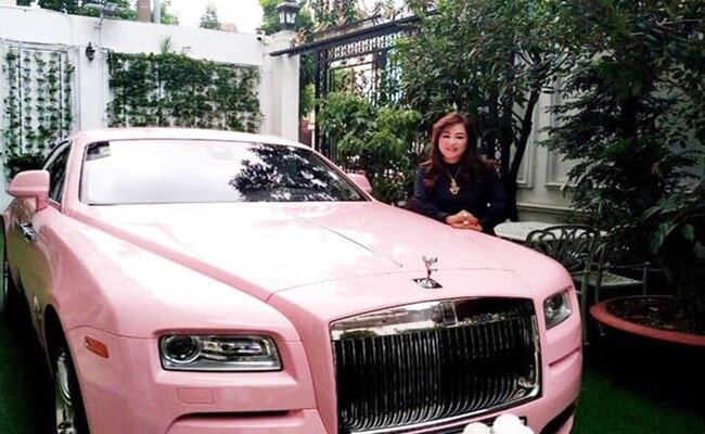 Được biết, chiếc xe này có giá khoảng vài triệu USD. Đây là dòng Rolls-Royce Wraith mui trần, 2 cửa, xuất hiện tại Việt Nam lần đầu tiên vào năm 2020.
