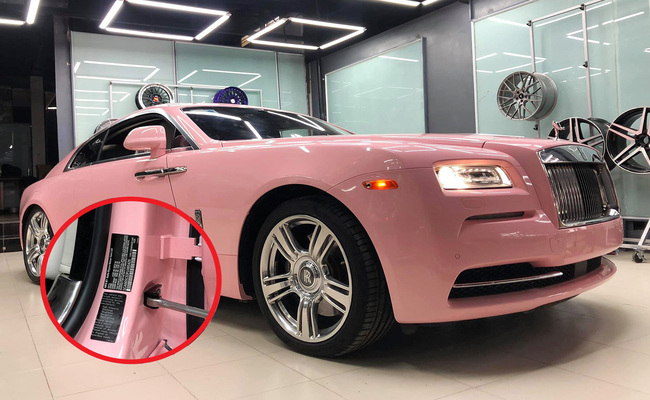 Chiếc Rolls-Royce này nguyên bản có màu trắng, phải mất tới 4 ngày để phủ lớp decal màu hồng nữ tính cho xe. 
