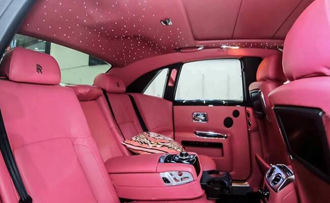 Siêu xe của Ngọc Trinh là dòng Rolls-Royce Ghost Series I, trị giá ước tính trên 10 tỷ đồng.
